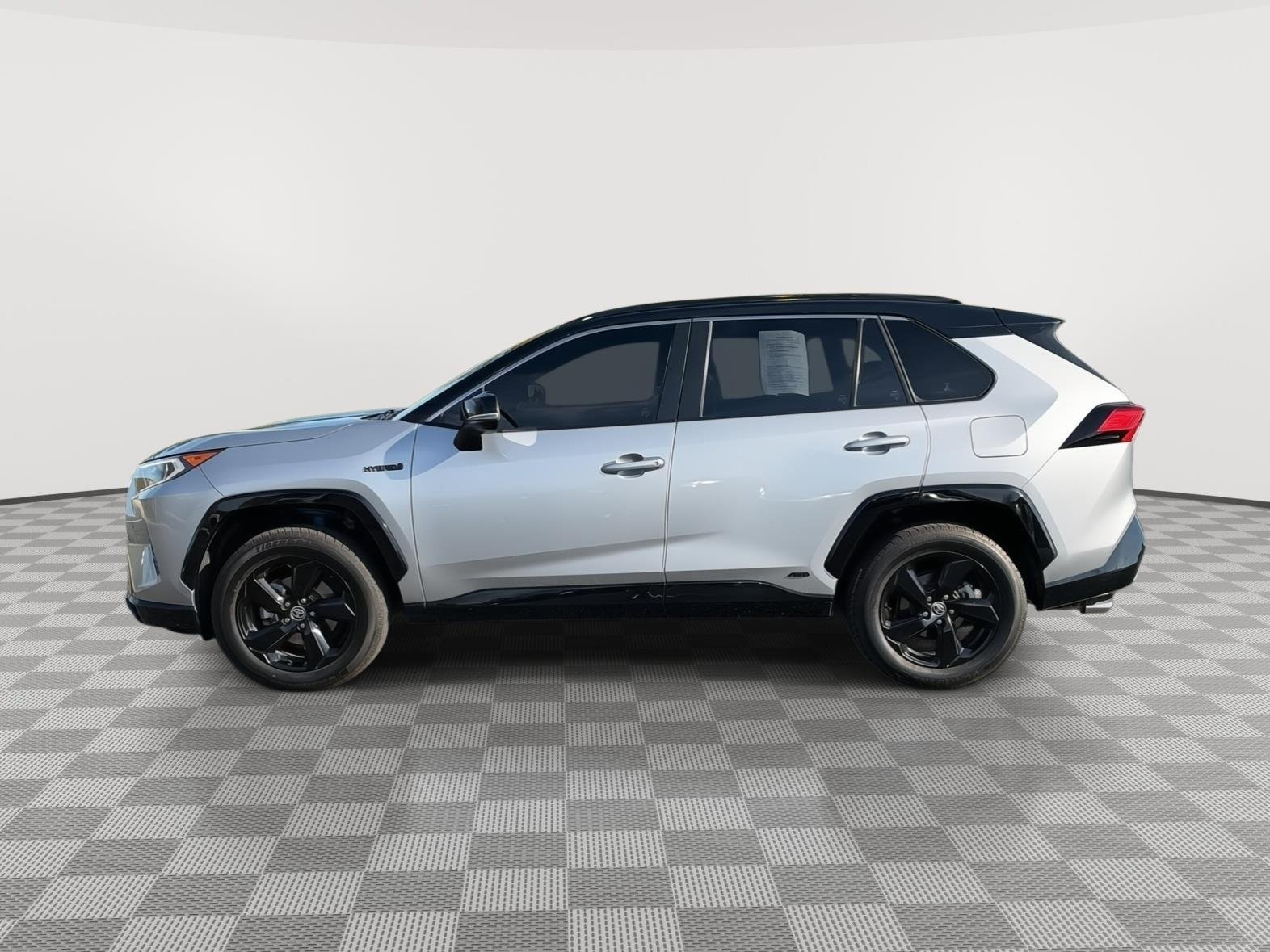 Used 2021 Silver Sky Metallic w/Midnight Black Metallic Roof Toyota XSE image 4