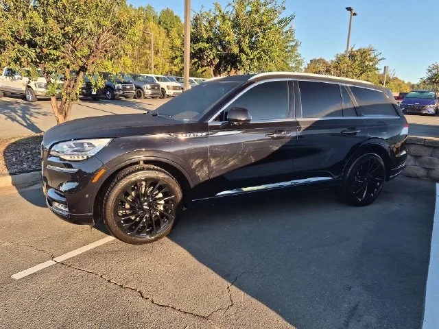 Used 2022 Black Lincoln Reserve image 2