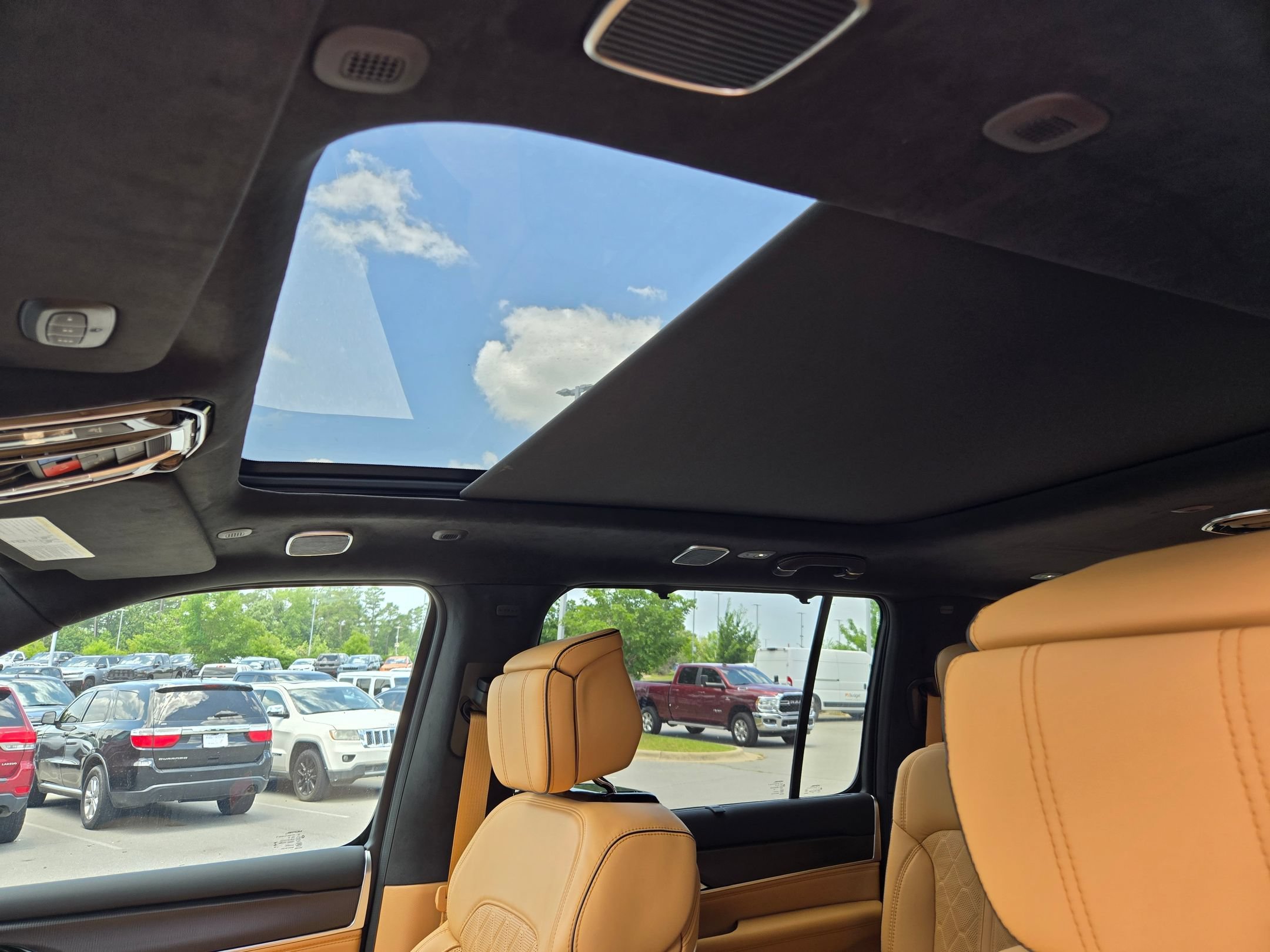 New 2026 Bright White Clear-Coat Exterior Paint Jeep Summit Reserve image 22
