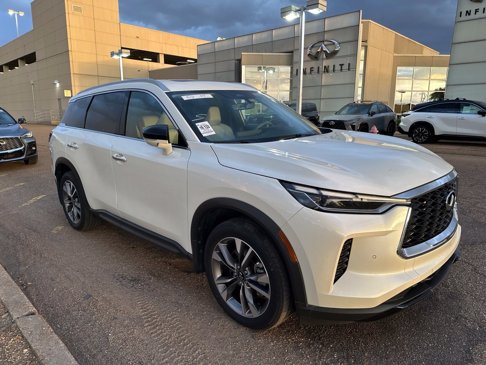 Used 2024 White INFINITI LUXE image 1