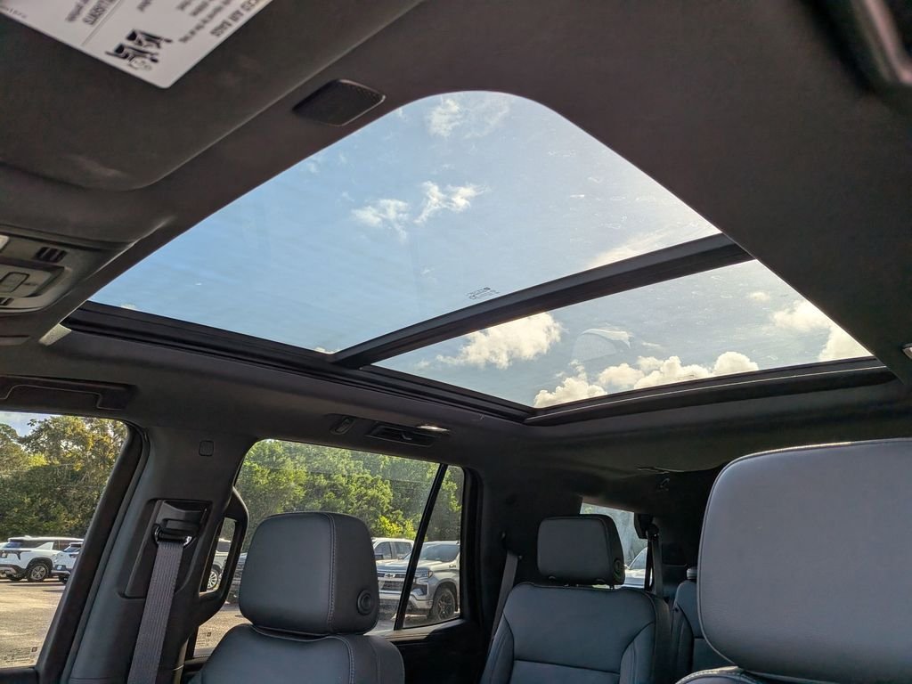 Used 2022 White Chevrolet Z71 image 15