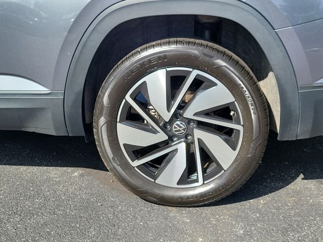 Used 2025 Gray Volkswagen 2.0T SE w/Technology image 29