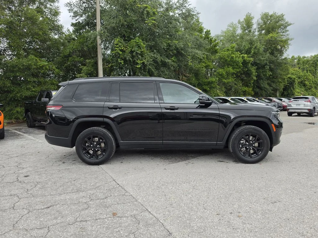Used 2025 Diamond Black Jeep Altitude X image 3