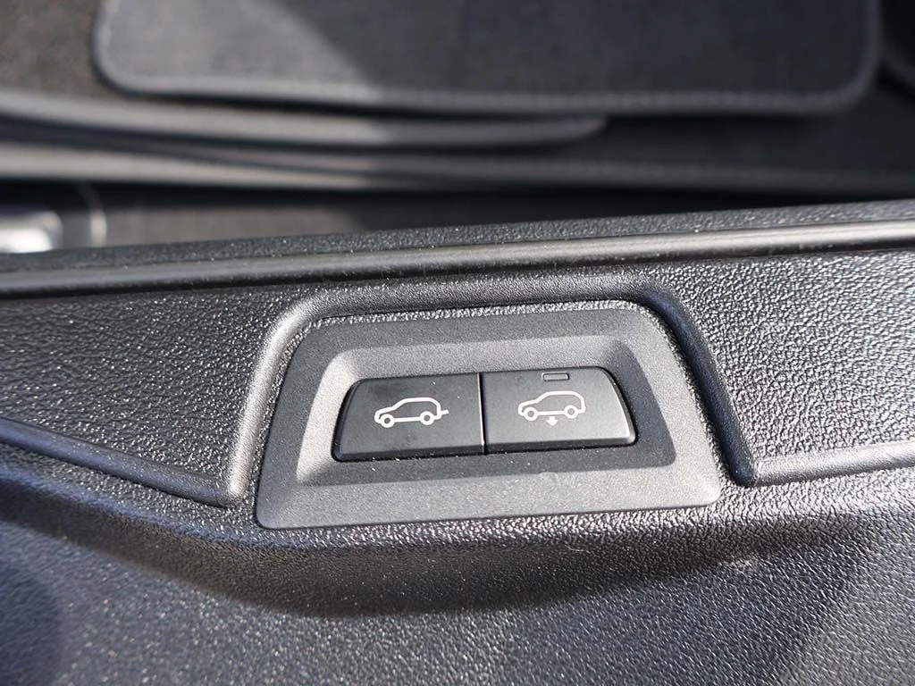 Used 2023 White BMW M60i image 26