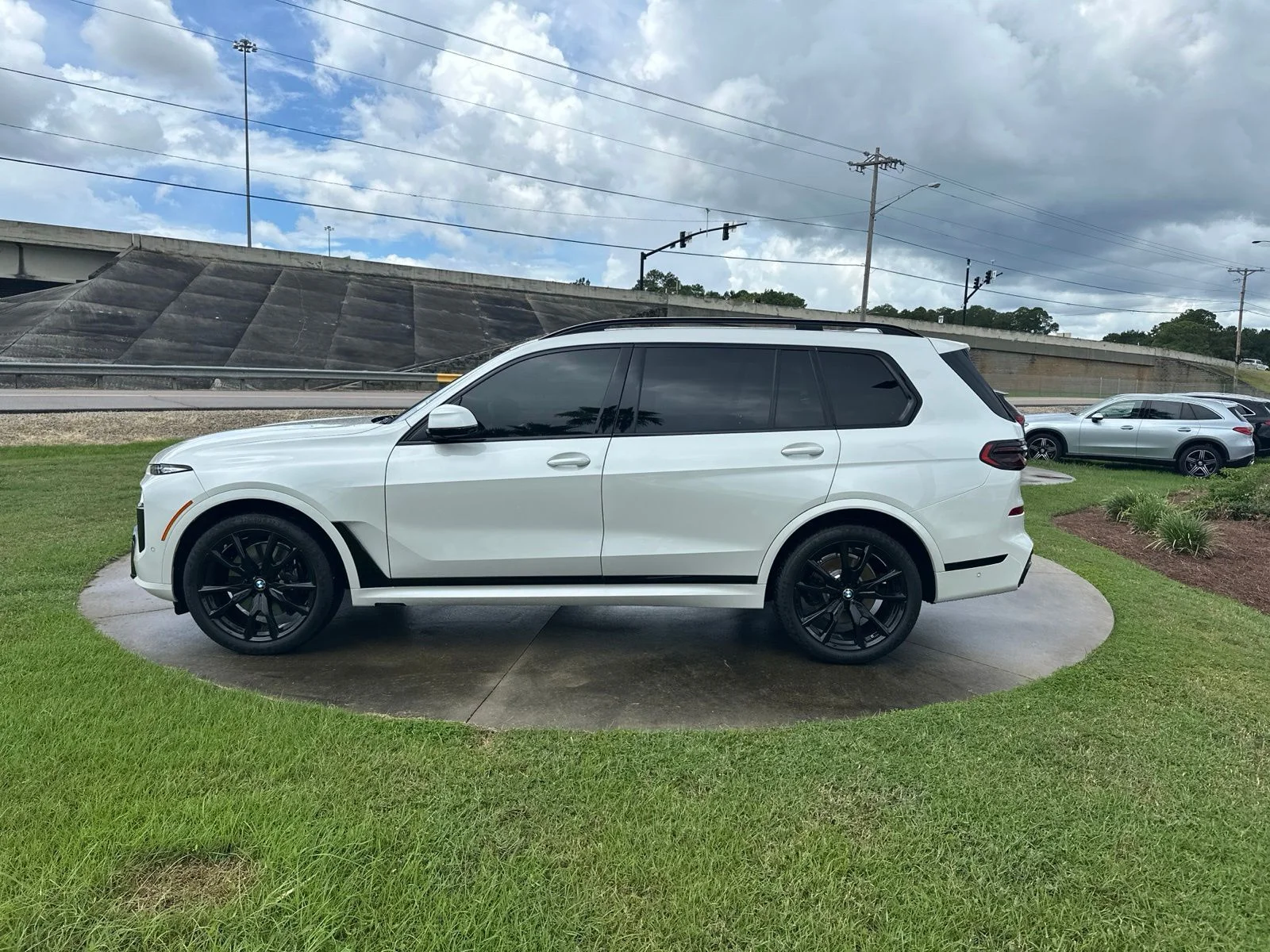 Used 2026 White BMW xDrive40i image 1