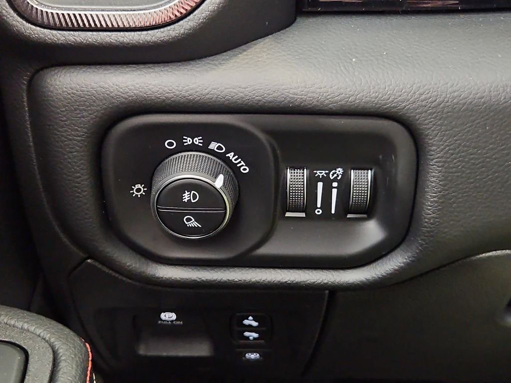 New 2026 Molten Red Pearl-Coat Exterior Paint RAM Laramie image 17