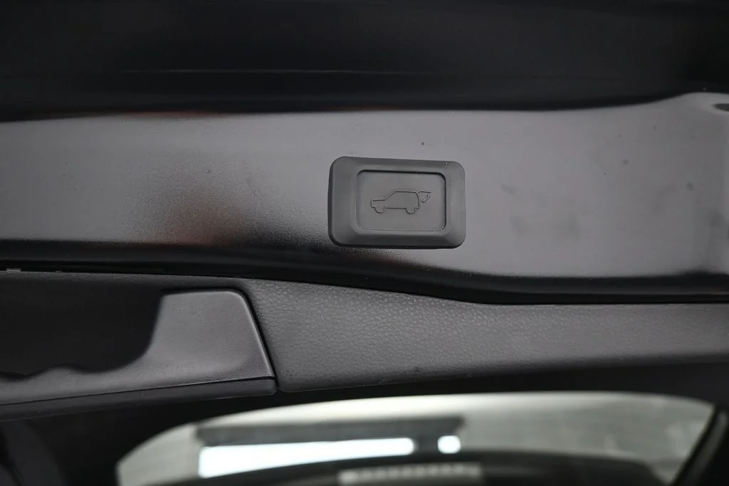 Used 2025 Midnight Black Metallic Toyota XLE Premium image 43