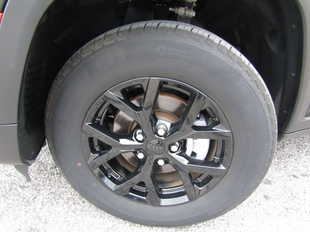 Used 2025 Diamond Black Jeep Altitude image 27