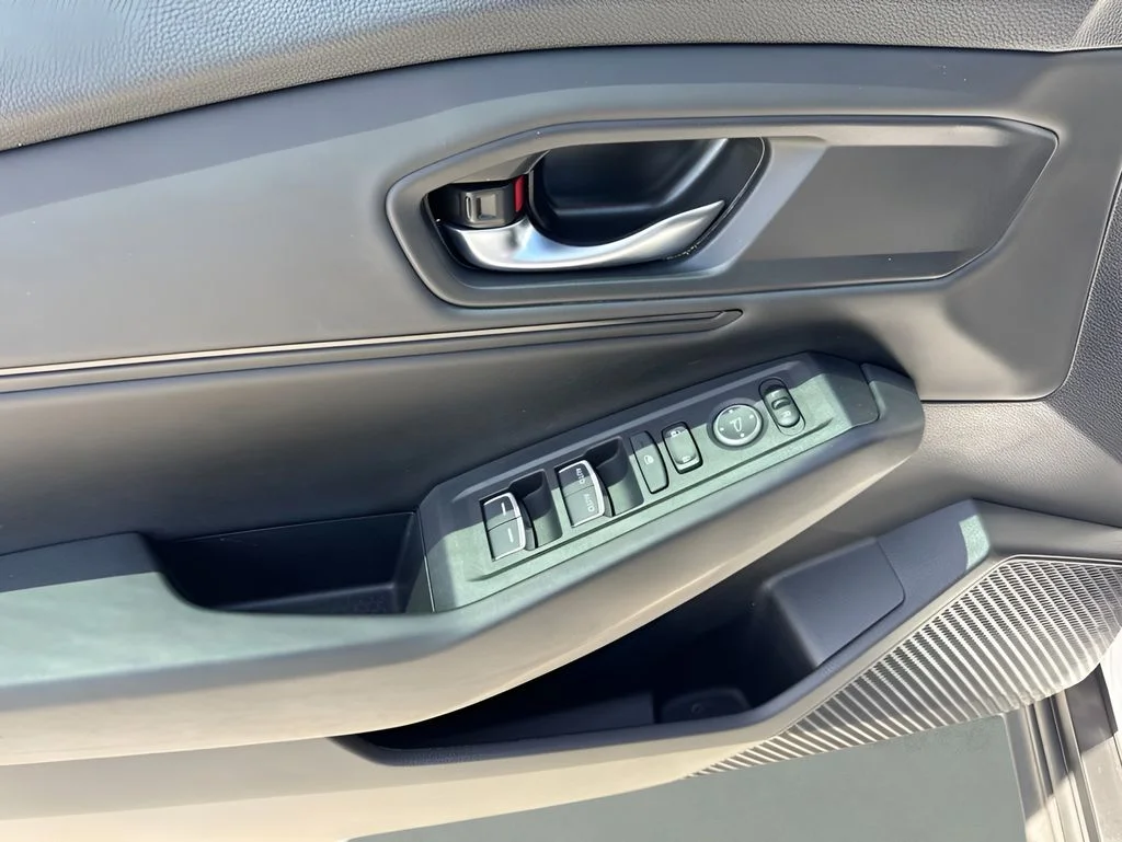 Used 2025 White Honda SE image 26