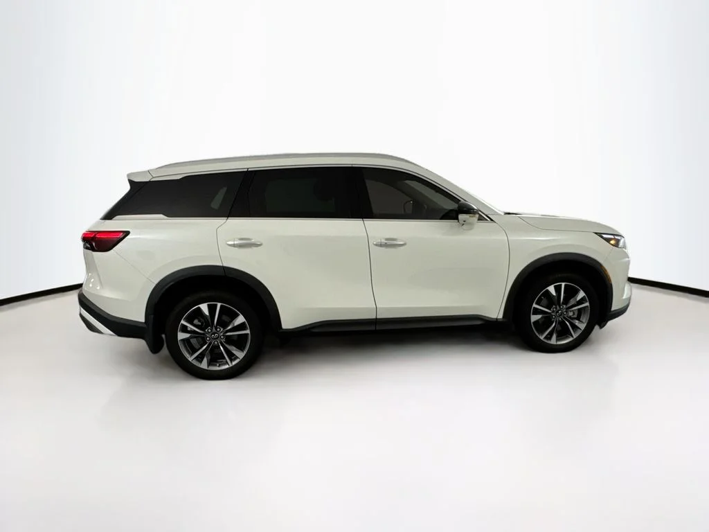 Used 2022 White INFINITI LUXE image 4
