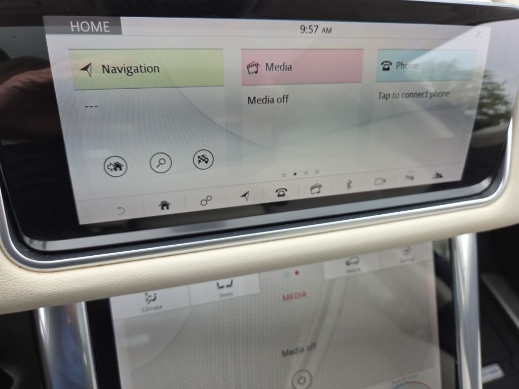 Used 2020 Silicon Silver Premium Metallic Land Rover HSE image 21