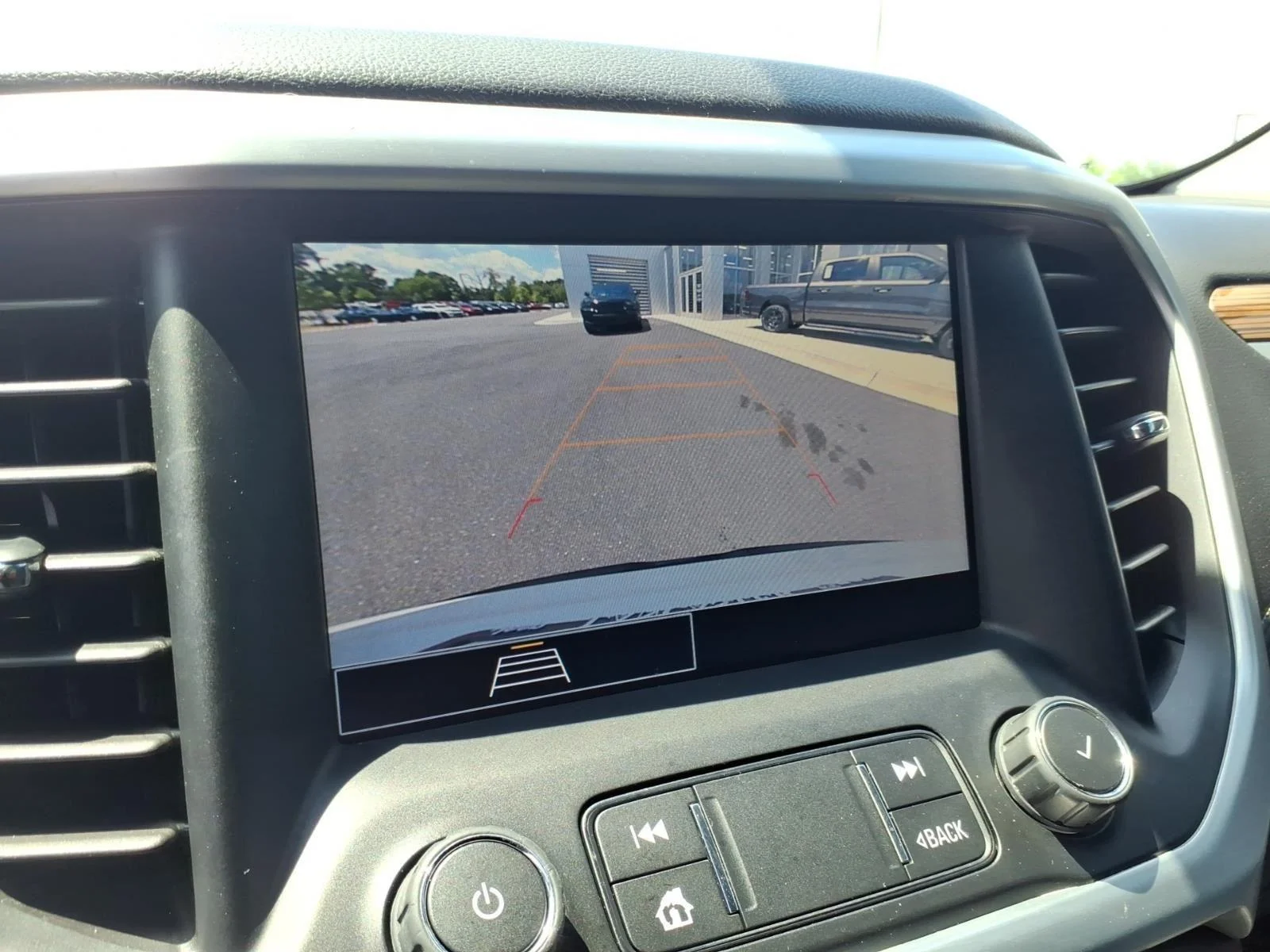 Used 2021 WHITE GMC SLE image 4