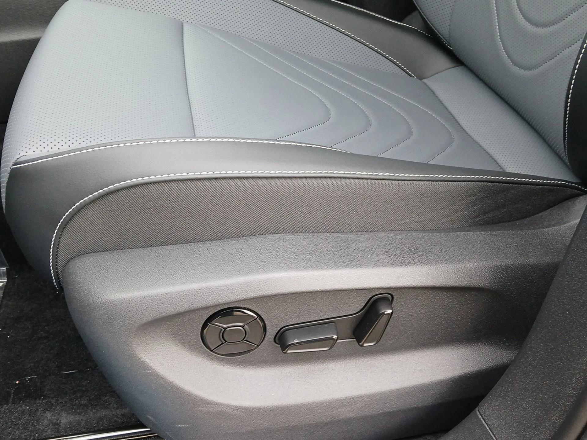 New 2026 Platinum Gray Metallic Volkswagen SE R-Line Black image 19