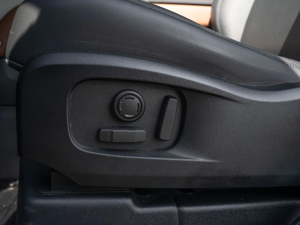 Used 2024 Hakuba Silver Metallic Land Rover SE image 20