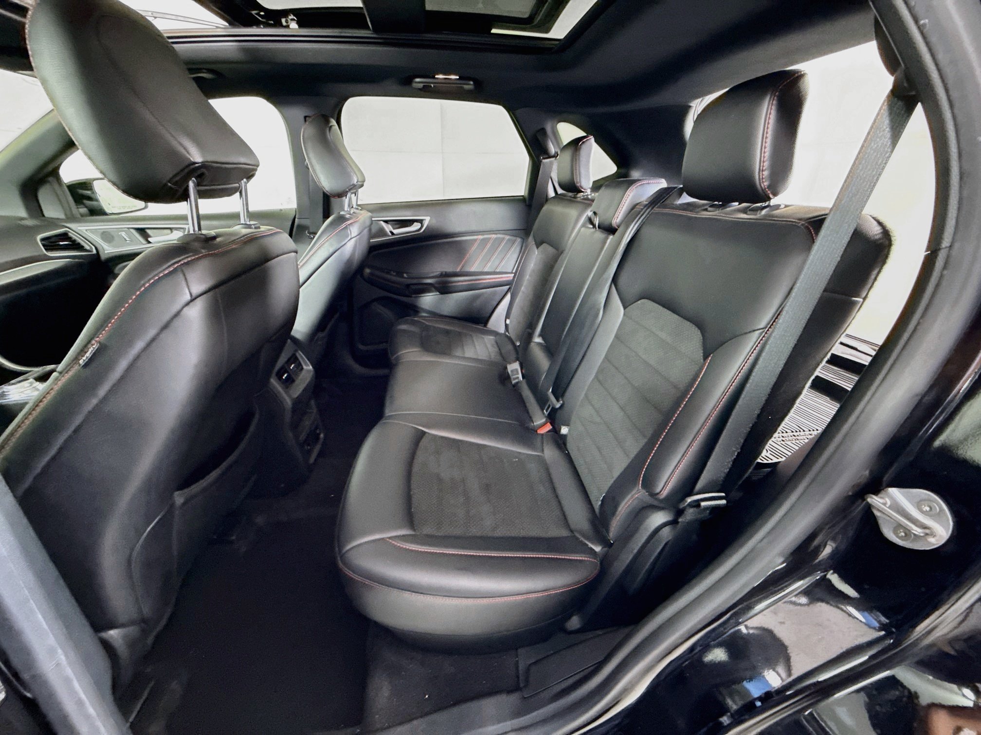 Used 2024 Agate Black Metallic Ford ST-Line image 25