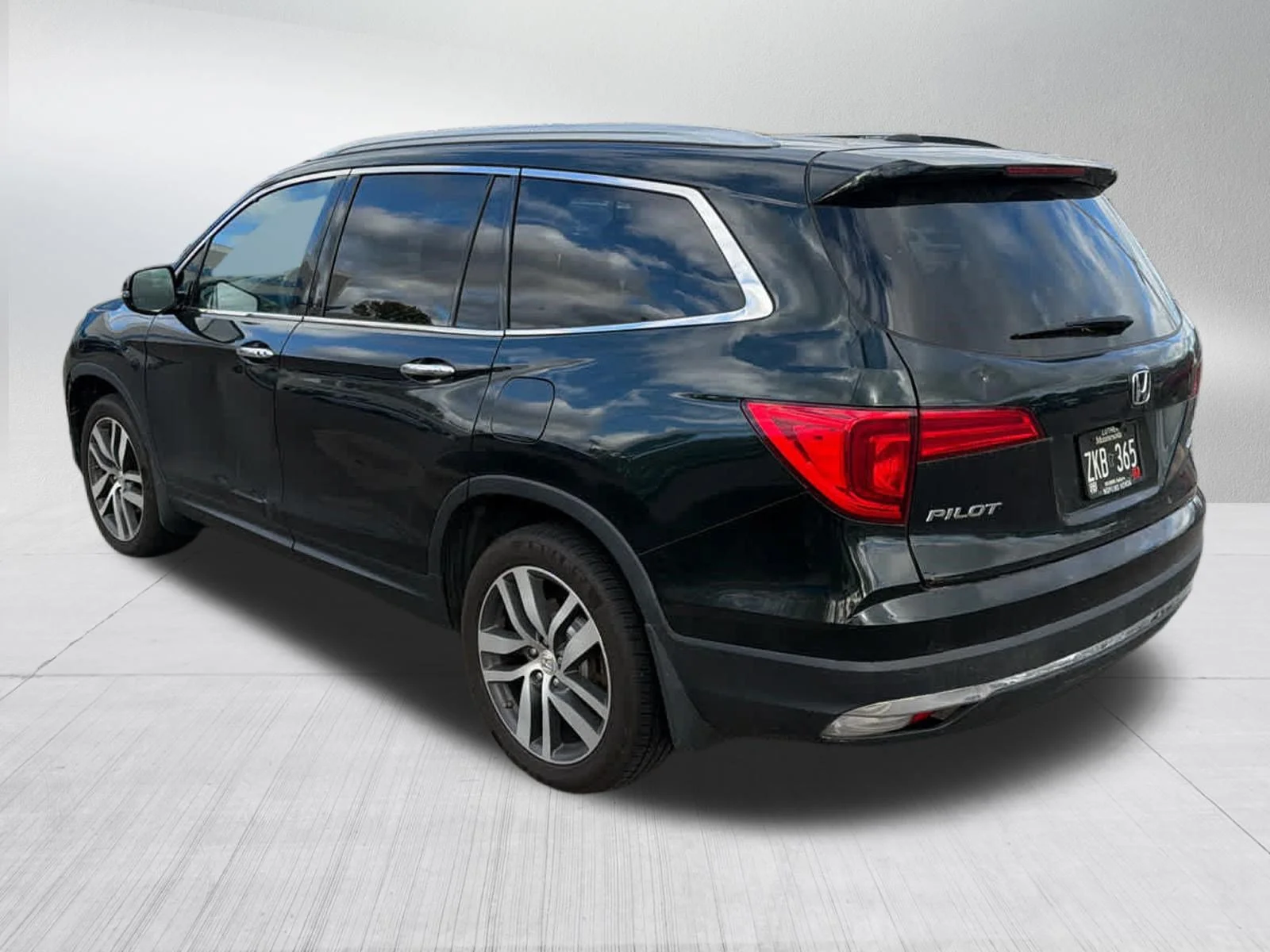 Certified Used 2017 Crystal Black Pearl Honda Touring image 7