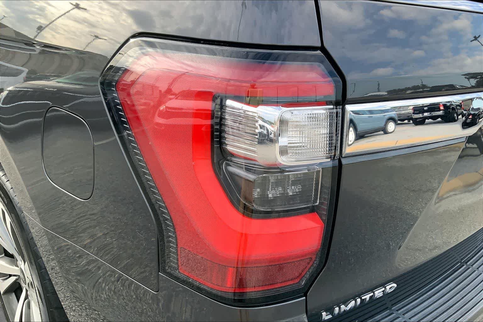 Used 2020 Magnetic Metallic Ford Limited image 27