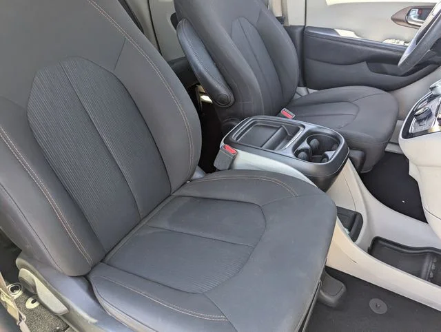 Used 2018 Granite Crystal Metallic Clearcoat Chrysler Touring Plus image 9