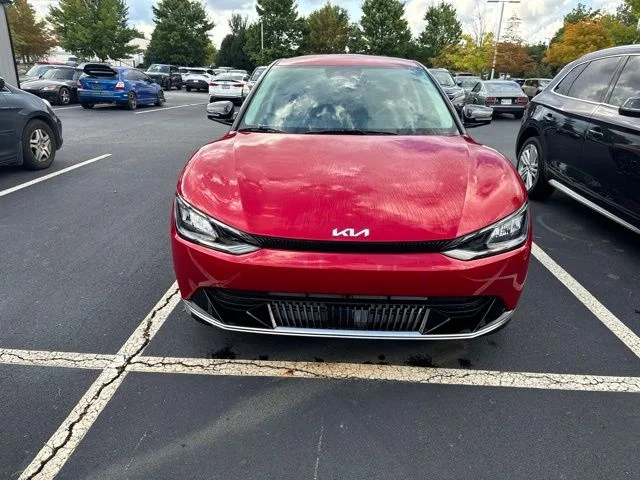 Used 2024 Red Kia Wind image 8