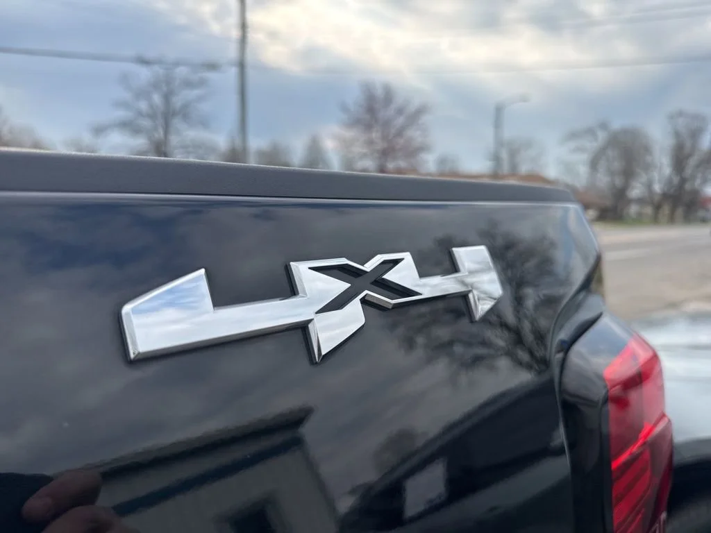 Used 2025 Onyx Black GMC SLE image 14
