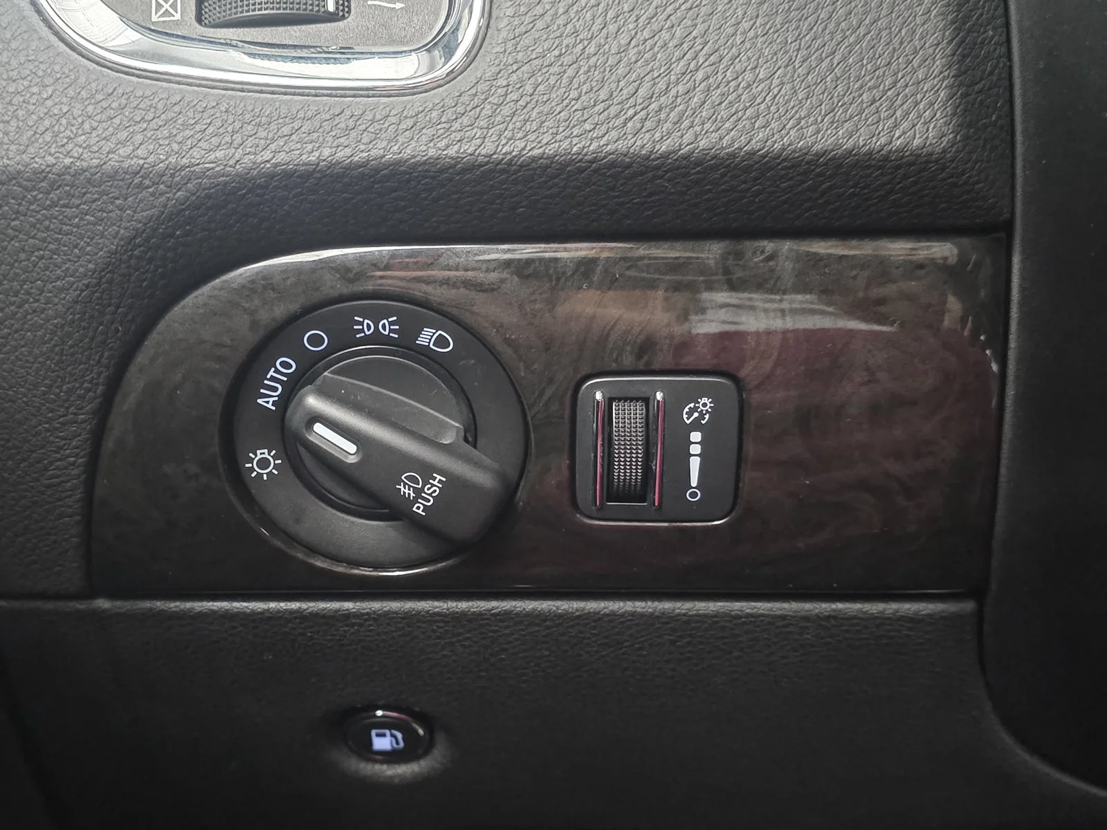 Used 2015 Gray Dodge Limited image 27