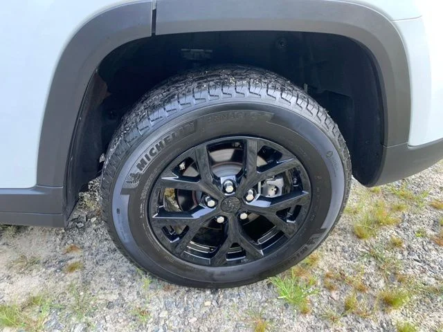 Used 2025 White Jeep Altitude image 38