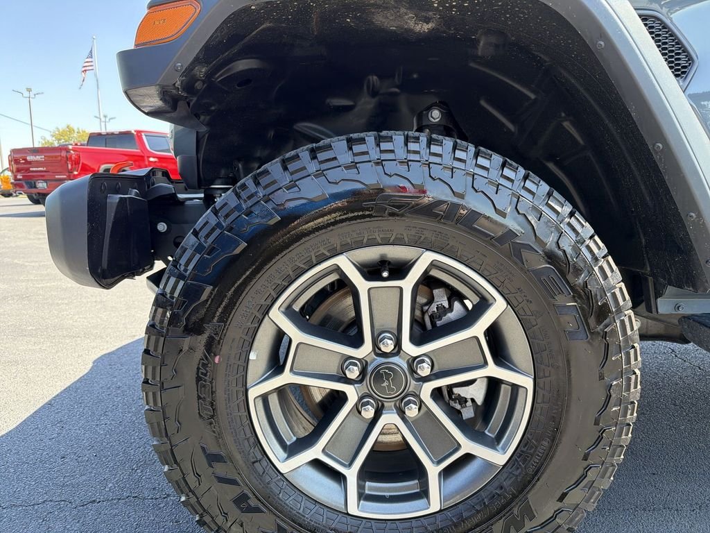 Used 2025 Gray Jeep Mojave image 16