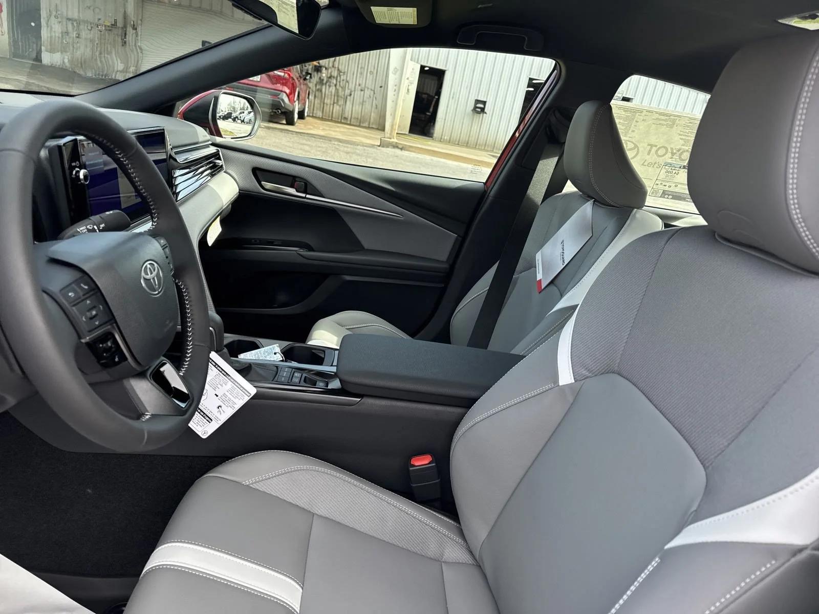 Used 2025  Toyota  image 13