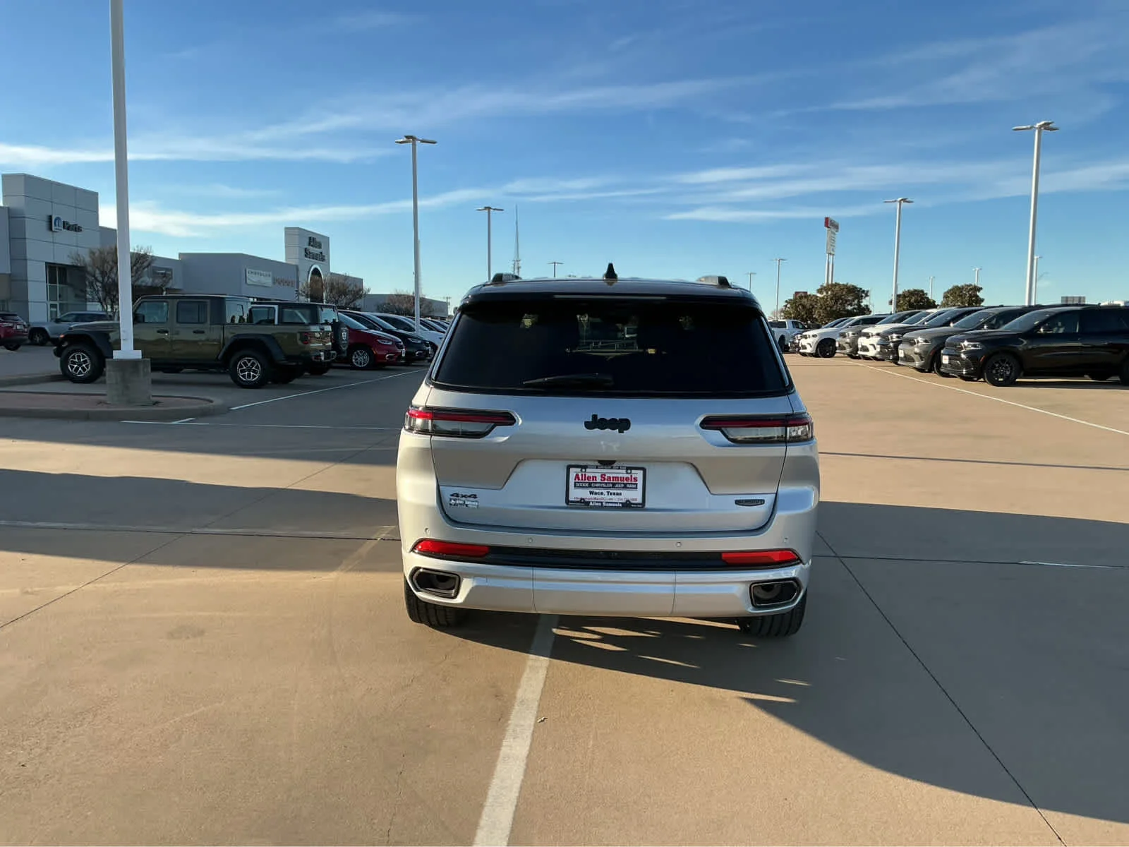 New 2025 Silver Zynith Exterior Paint Jeep Summit Reserve image 7