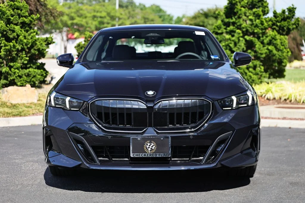 Used 2027 Carbon Black Metallic BMW 530i xDrive image 11