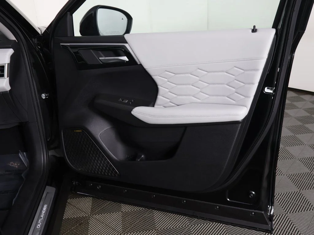 2025 Mitsubishi Outlander SEL Platinum Edition - Photo 31