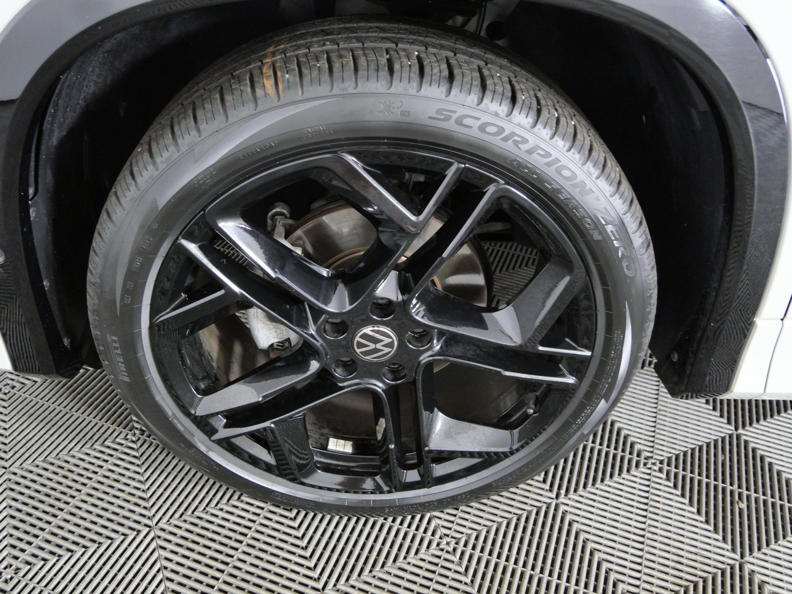 Used 2025 Sandstone Volkswagen SE R-Line Black image 15