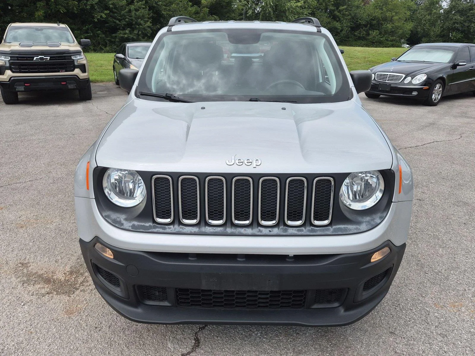 Used 2018 Glacier Metallic Jeep Sport image 8