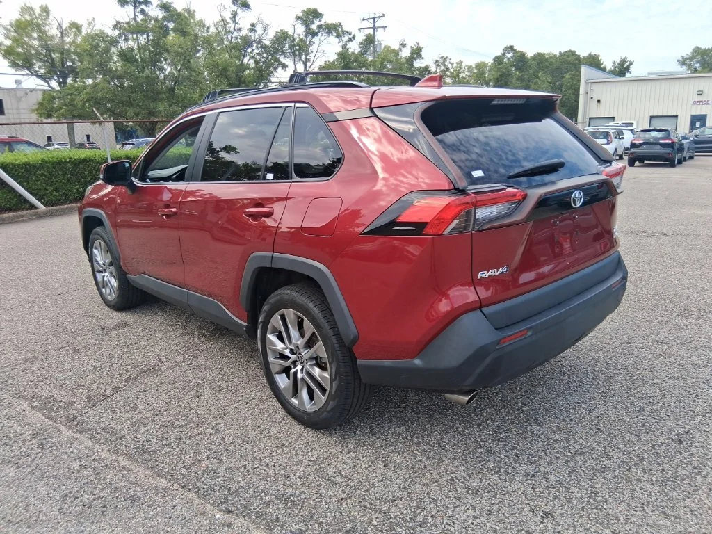 Used 2022 Red Toyota XLE Premium image 7