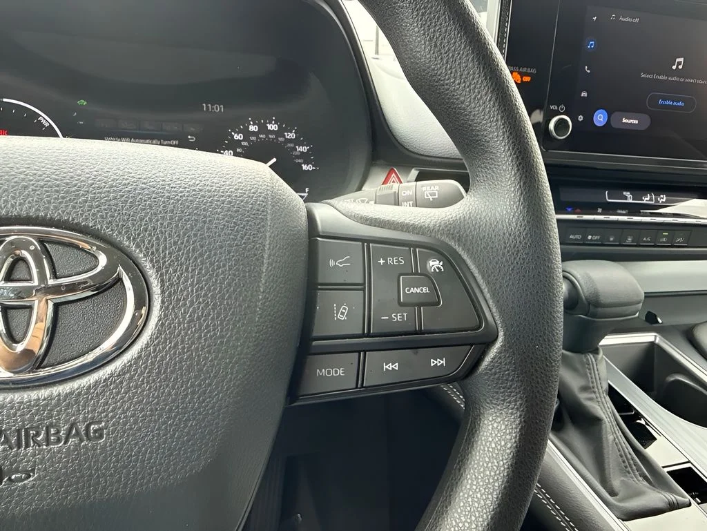 Used 2025 White Toyota LE image 18