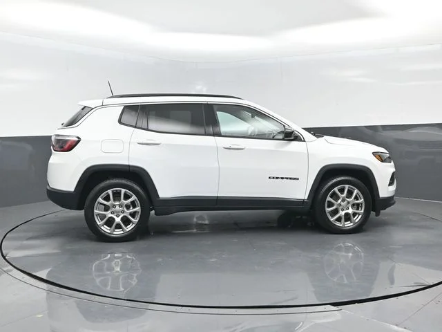Certified Used 2022 Bright White Clearcoat Jeep Latitude Lux image 3