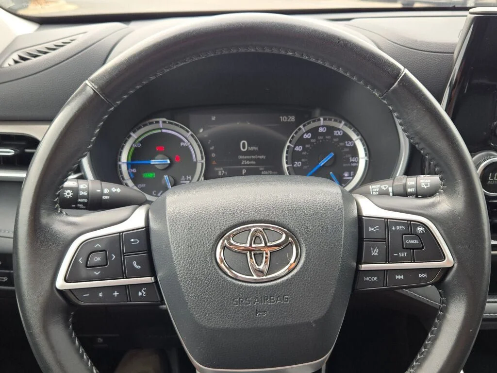 Used 2022 Silver Toyota XLE image 35