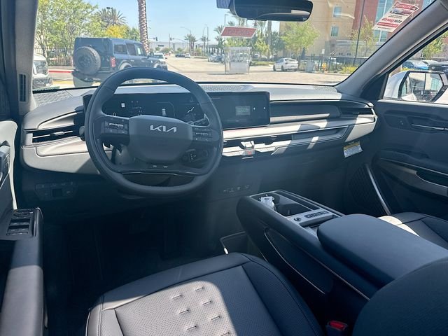 New 2026 Glacial White Kia Wind AWD image 24