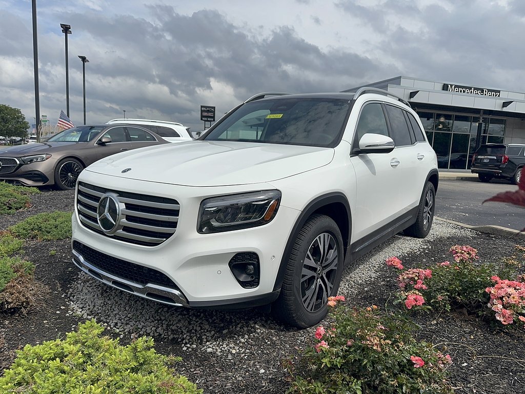 Used 2025 Polar White Mercedes-Benz GLB 250 4MATIC® image 1