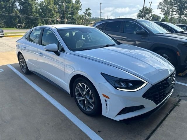 Used 2023 White Hyundai SEL image 1