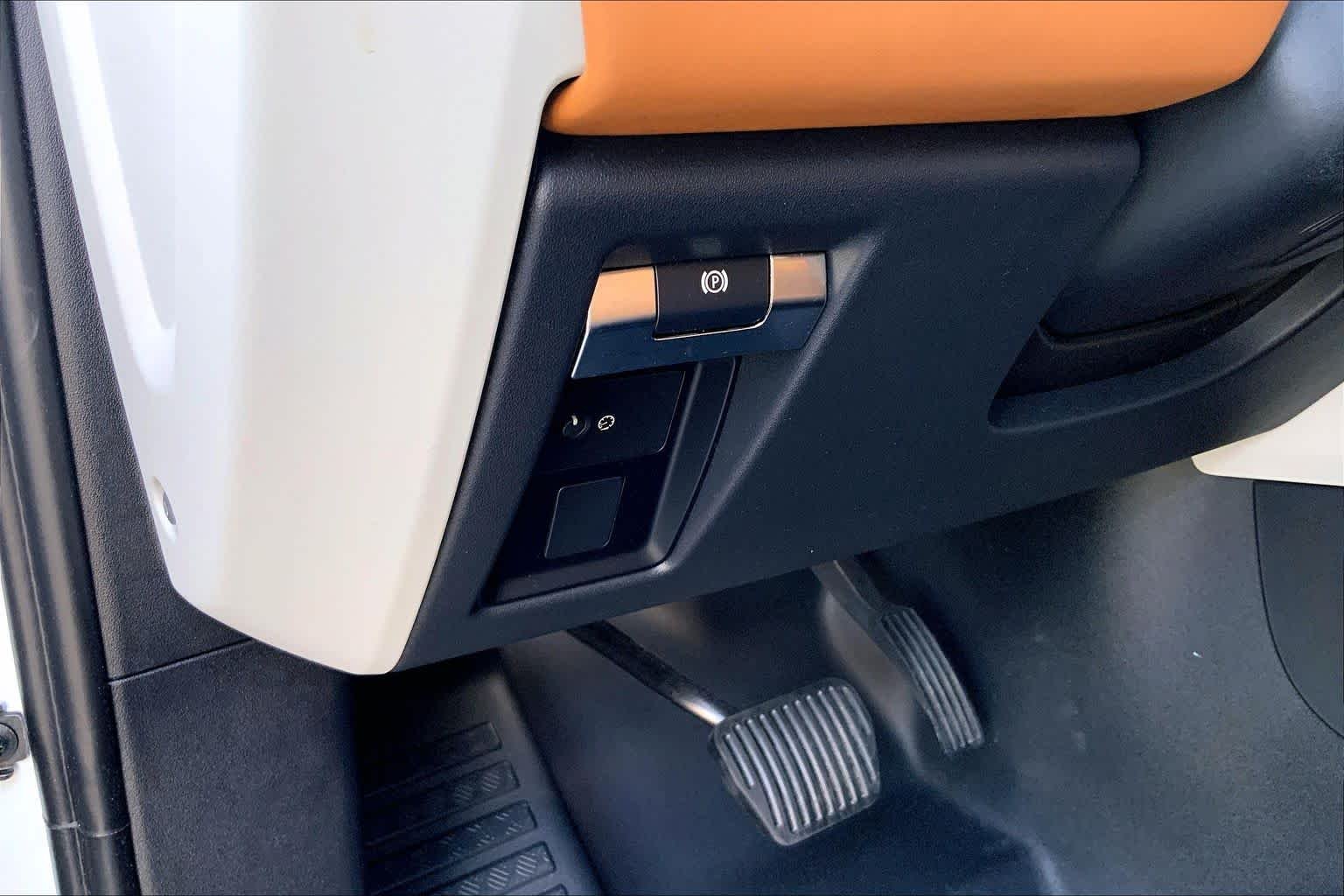 Used 2024 Fuji White Land Rover X-Dynamic SE image 31