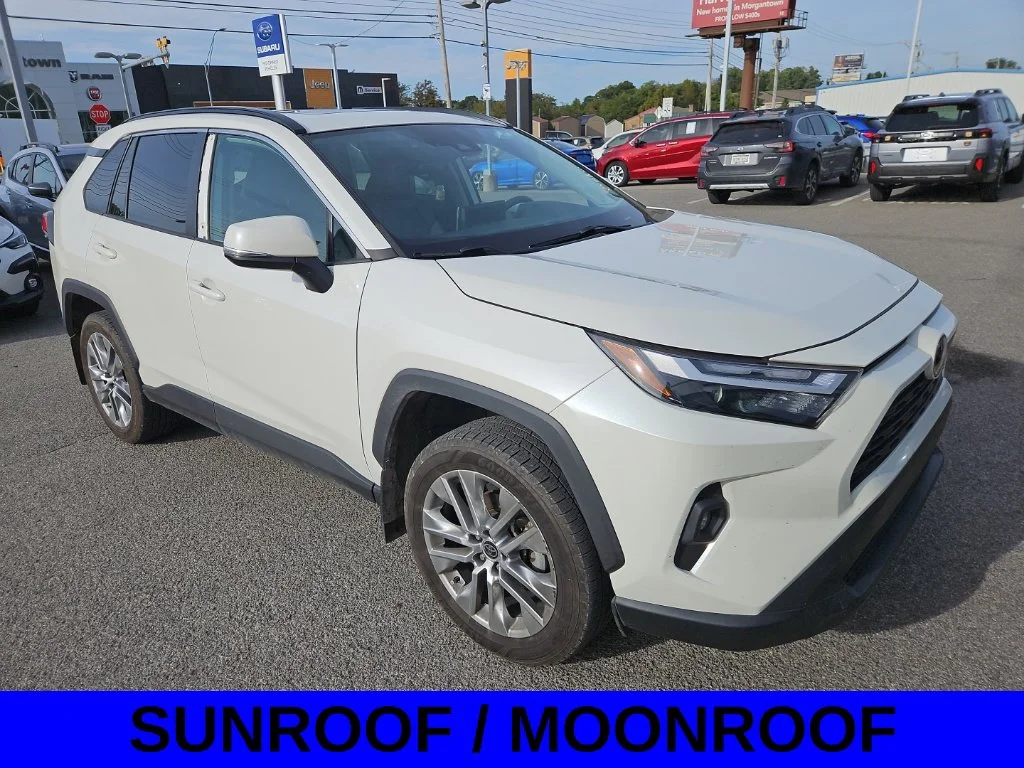 Used 2022 White Toyota XLE Premium image 3