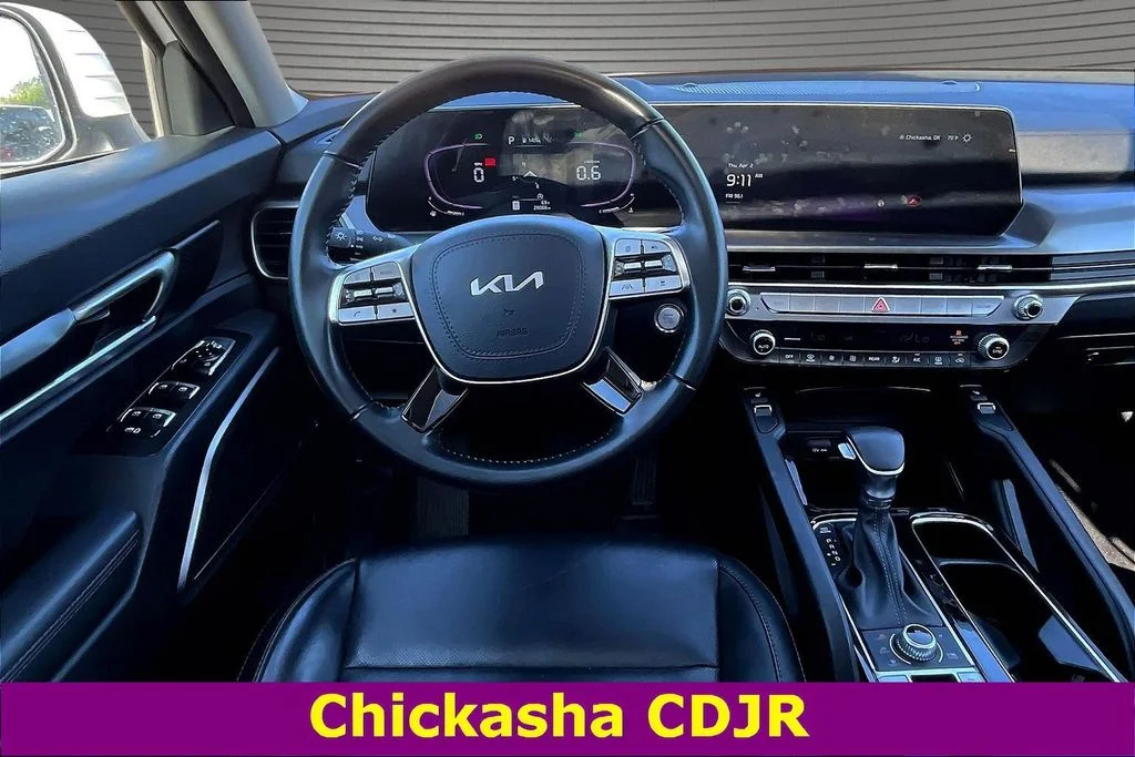 Used 2025 White Kia S image 8