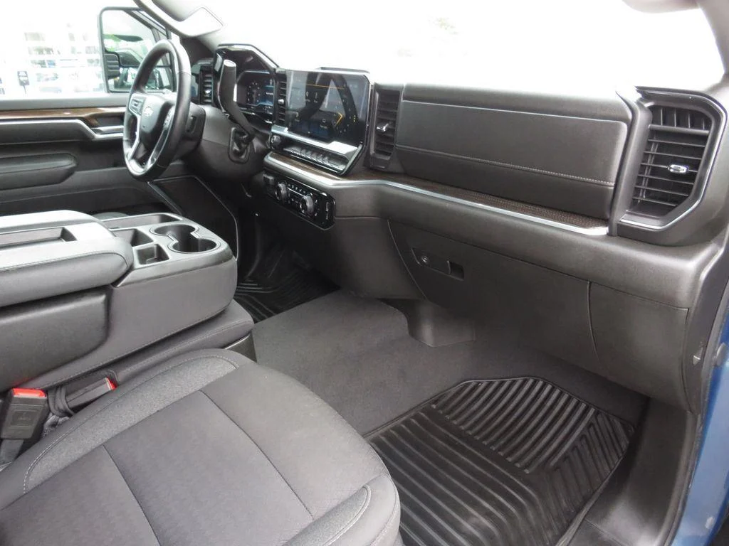 Used 2025 Lakeshore Blue Metallic Chevrolet LT image 16