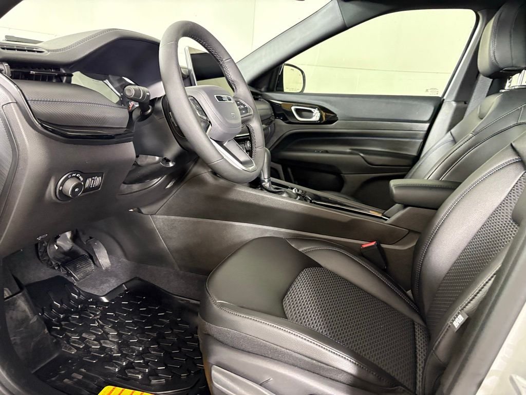 New 2026 Silver Zynith Metallic Clearcoat Jeep Latitude image 21