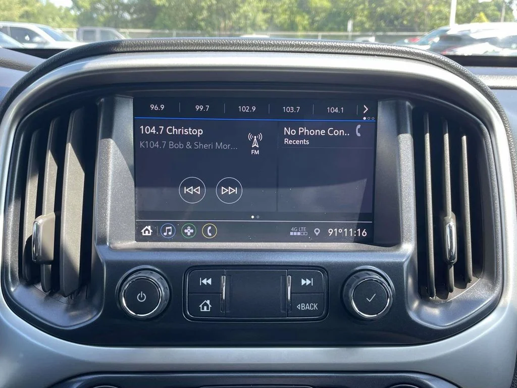 Used 2022 White Chevrolet LT image 33