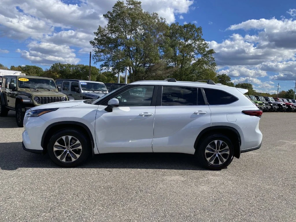 Used 2023 Beige Toyota XLE image 8