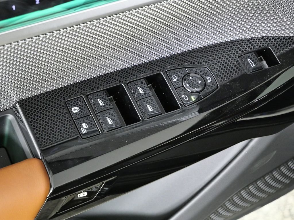 2025 BMW 7 Series 750e - Photo 36