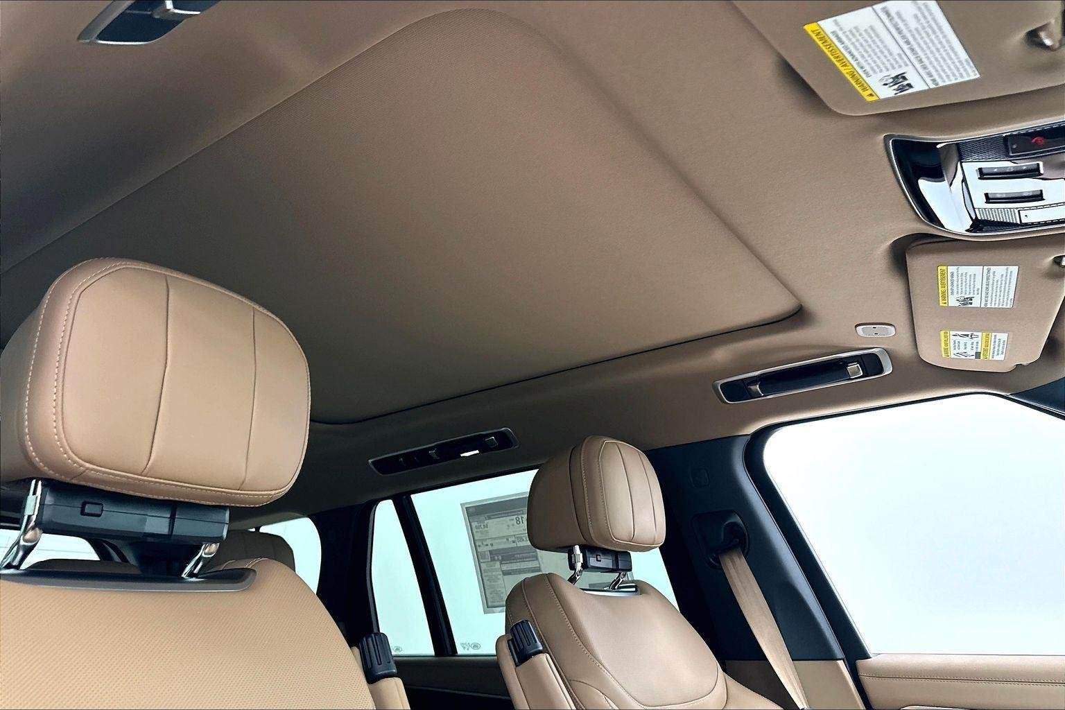 New 2026 Ostuni Pearl White Premium Metallic Land Rover SE image 31