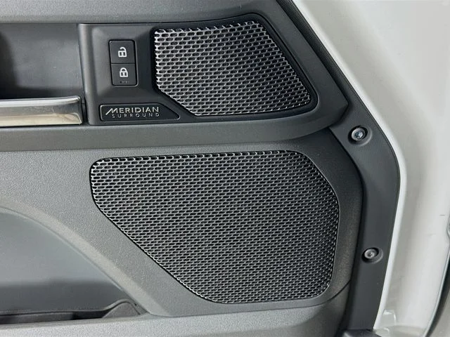 Used 2022 White Land Rover X-Dynamic HSE image 21